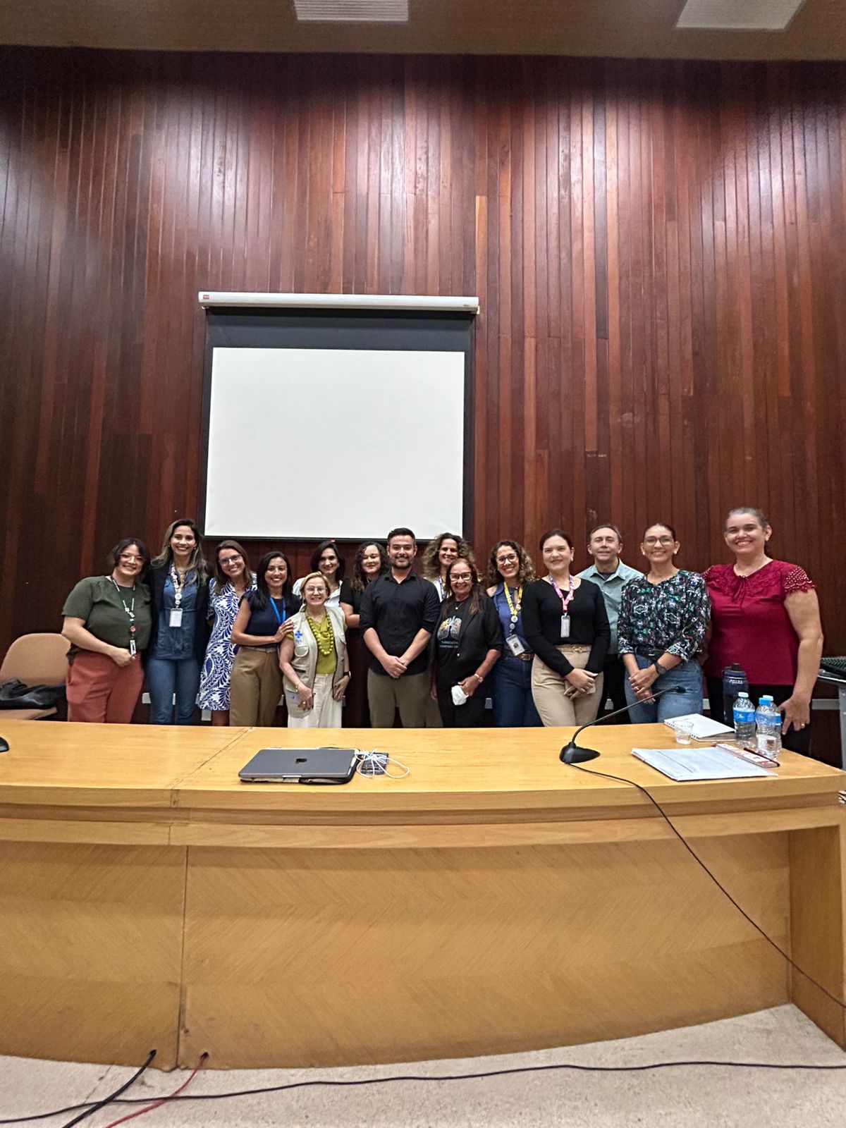 Grupo de profissionais da saúde em pé, sorrindo