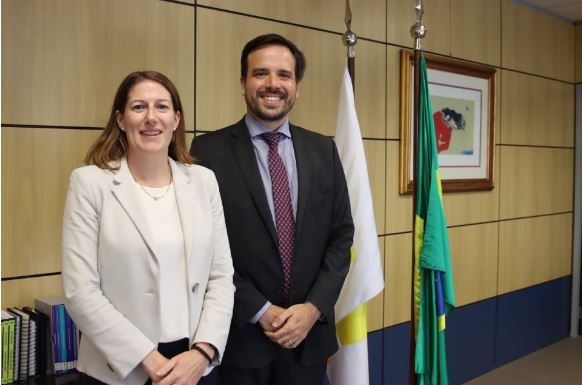 Presidente da Anatel, Carlos Baigorri, e embaixadora do Reino Unido no Brasil, Stephanie Al-Qaq em 19/01/2023