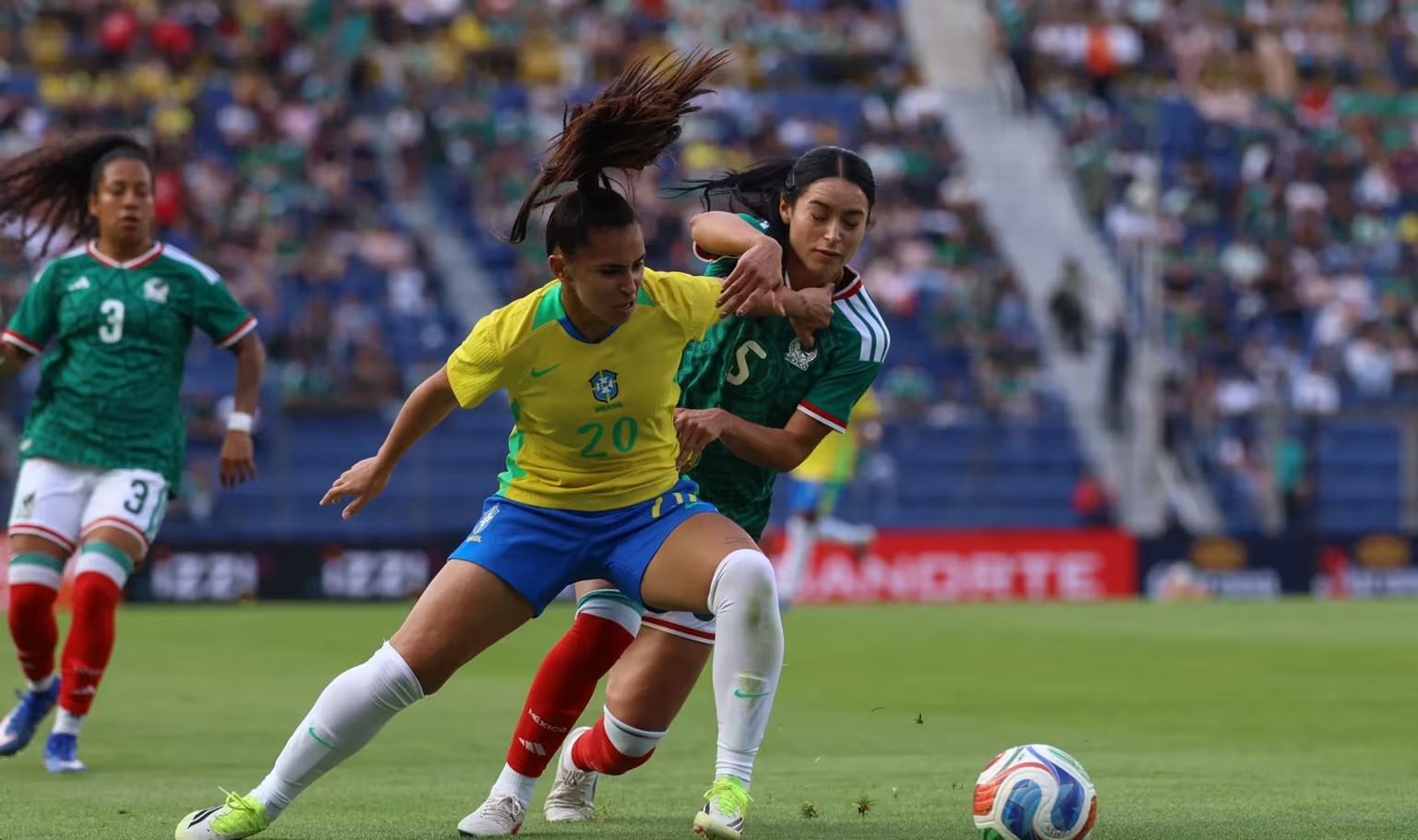 Jogadoras disputam bola