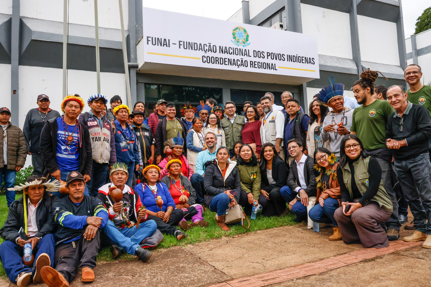Diversas pessoas em frente a sede da Funai em Dourados/MS