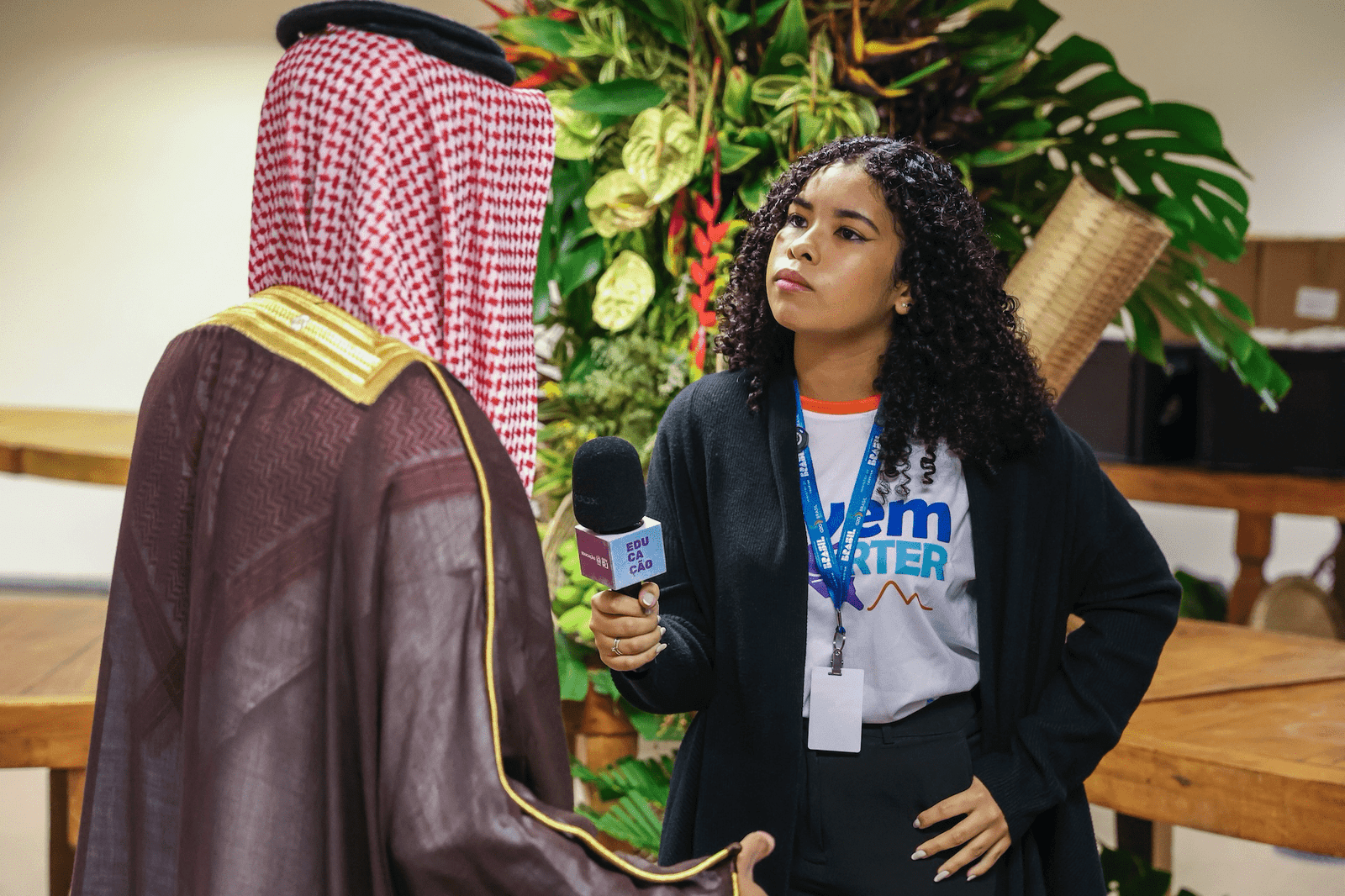 Julia Moura, from the Brazil-Germany Intercultural School, was deeply focused on her work as a journalist. Photo: Rafael Campos/ Rio de Janeiro State Government