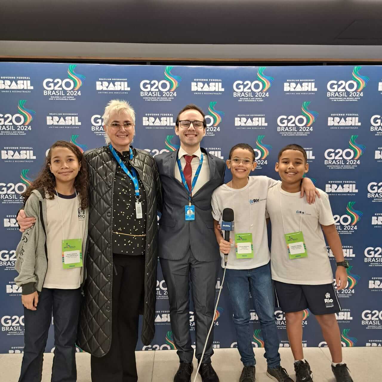 Las pequeñas y los pequeños son un éxito entre quienes entrevistan, como ocurrió con la delegada de Sudáfrica, país que presidirá el G20 el próximo año. Foto: Divulgación/ANDAR