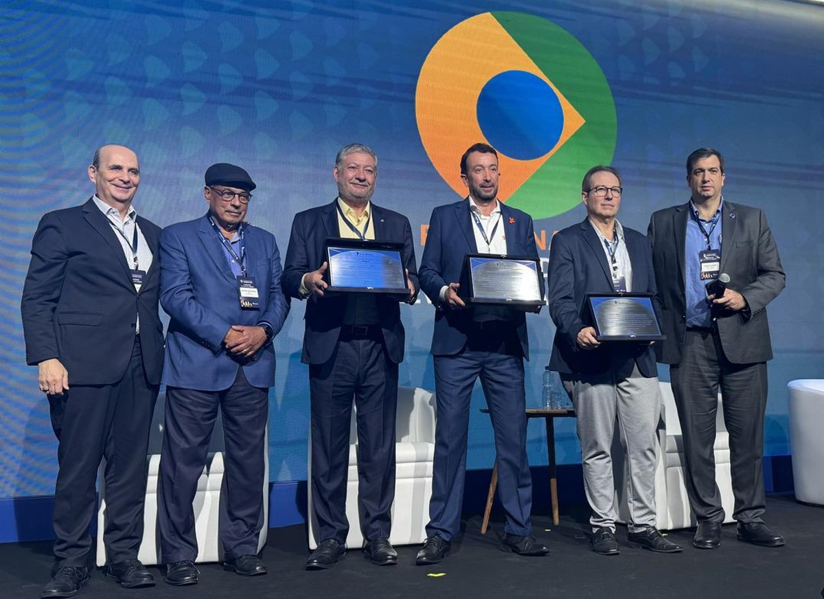 Imagem de seis gestores que participaram do evento no palco