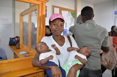 Madre haitiana con dos bebés en unidad de salud apoyada por proyecto de cooperación internacional.jpeg