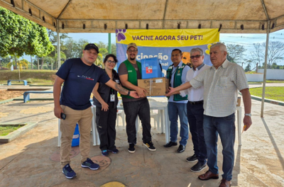 Momento simbólico da entrega das vacinas e insumos doados pelo Brasil para apoiar a campanha no lado boliviano. Foto: Victor Mattos/ Sesacre