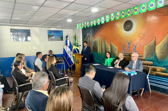 Brasil apoia recuperação de escola em El Salvador