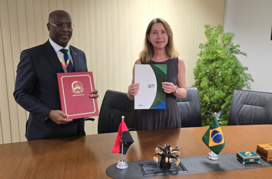 Diretora substituta da ABC Luiza Lopes da Silva e o Embaixador angolano no Brasil, José Paulino Cunha da Silva