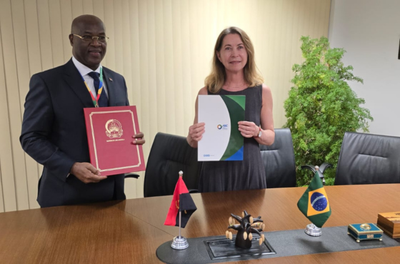 Diretora substituta da ABC Luiza Lopes da Silva e o Embaixador angolano no Brasil, José Paulino Cunha da Silva