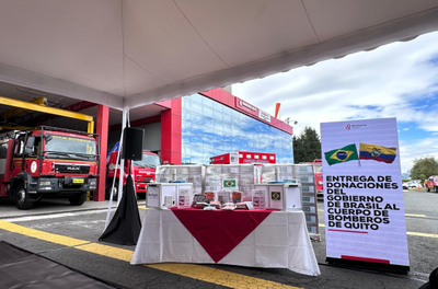Brasil envia doações aos bombeiros de Quito.png