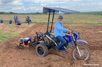 Motocicleta adaptada como triciclo, desenvolvida pela Empresa Brasileira de Pesquisa Agropecuária (Embrapa Algodão) no âmbito do projeto +Algodão,