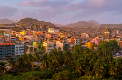 Praia, capital de Cabo Verde: apesar das escalas contrastantes, país enfrenta desafios comuns aos do Brasil na área da habitação. Foto: Adobe Stock