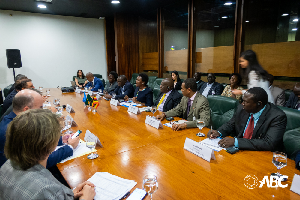 Delegação de Uganda vem ao Brasil conhecer Programa de Alimentação Escolar 2.JPEG