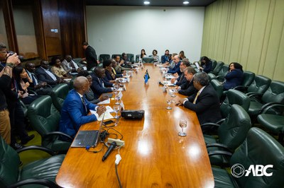 Delegação de Uganda vem ao Brasil conhecer Programa de Alimentação Escolar 4.JPEG
