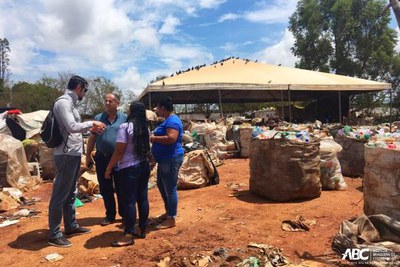 Engenheiros palestinos conhecem práticas de reciclagem brasileiras 4.JPEG