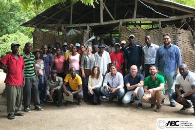 Especialistas brasileiros elaboram projeto para retomar a produção algodoeira no Haiti.JPEG