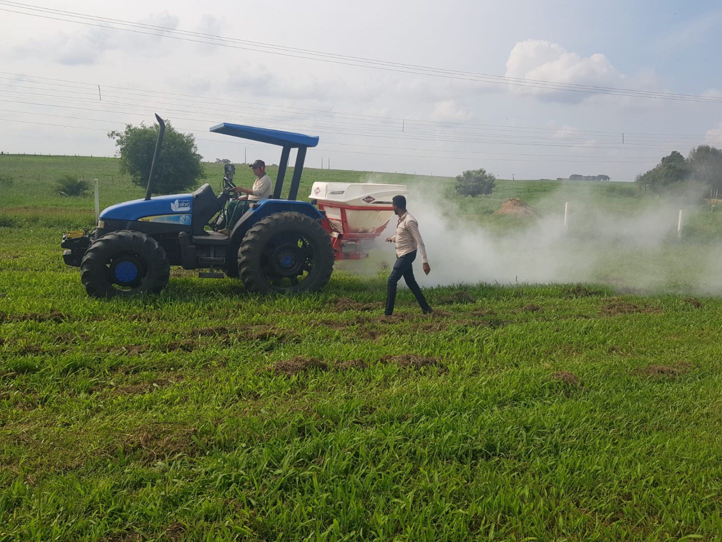 Uso de maquinário agrícola para aplicação de calcário em pó em pequenas parcelas de tratamento agrícola.jpeg