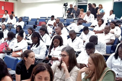 Médicos angolanos encerram residência no Brasil