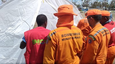 Militares brasileiros montam campo para acolhimento de desabrigados para liberar escola usada como abrigo 2.JPEG