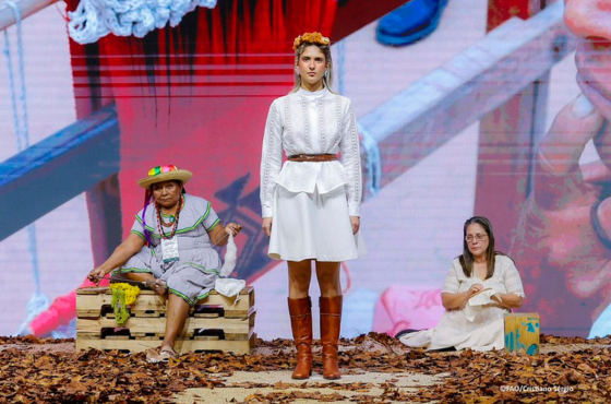 Artesãs da Bolívia e do Paraguai transformam algodão em arte