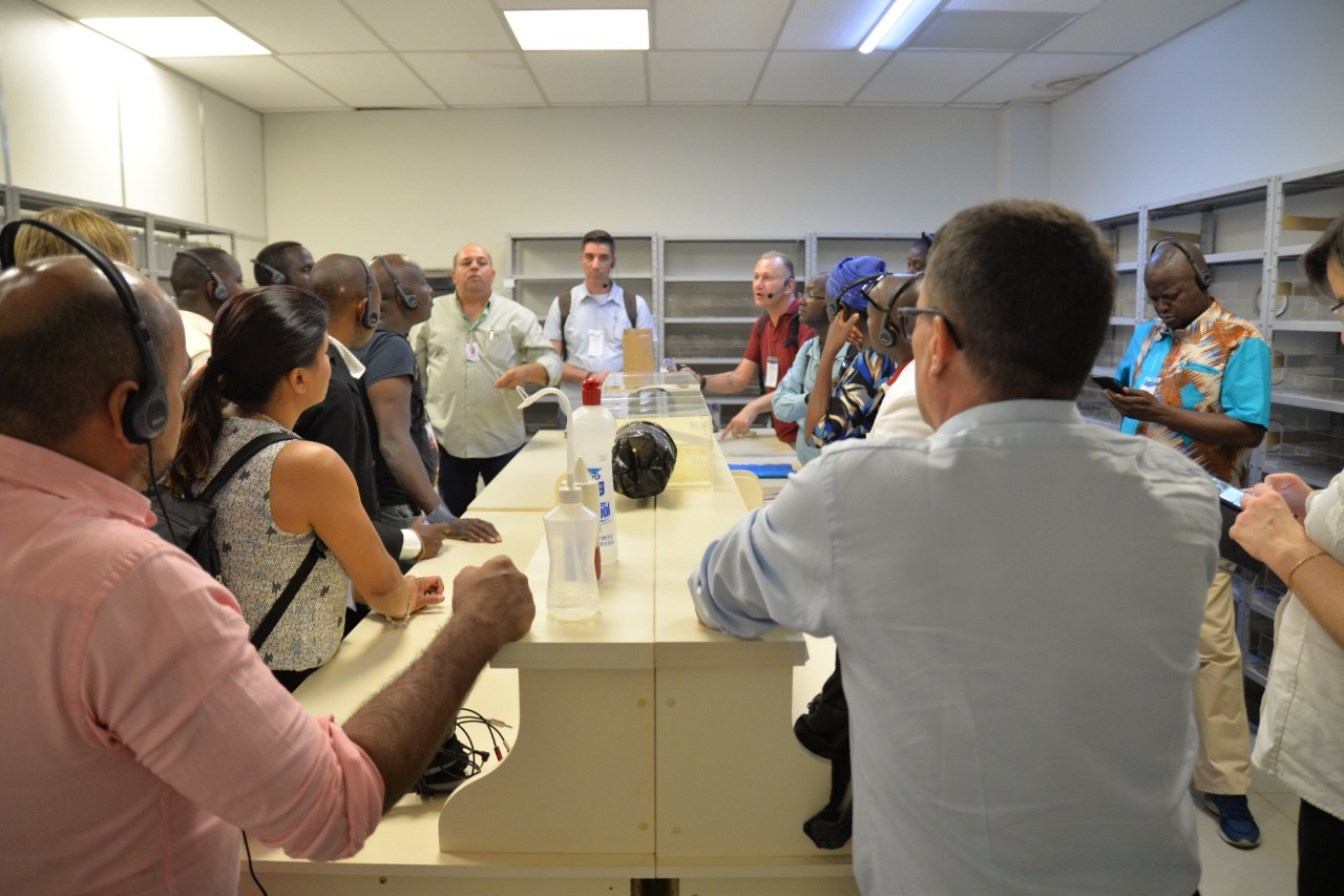 Técnicos africanos conhecem laboratórios da AMIPA 1.JPEG