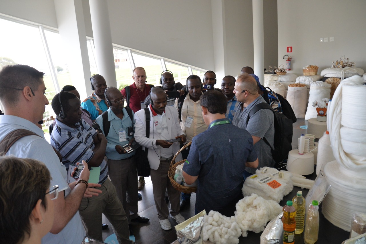 Técnicos africanos conhecem laboratórios da AMIPA 2.JPEG