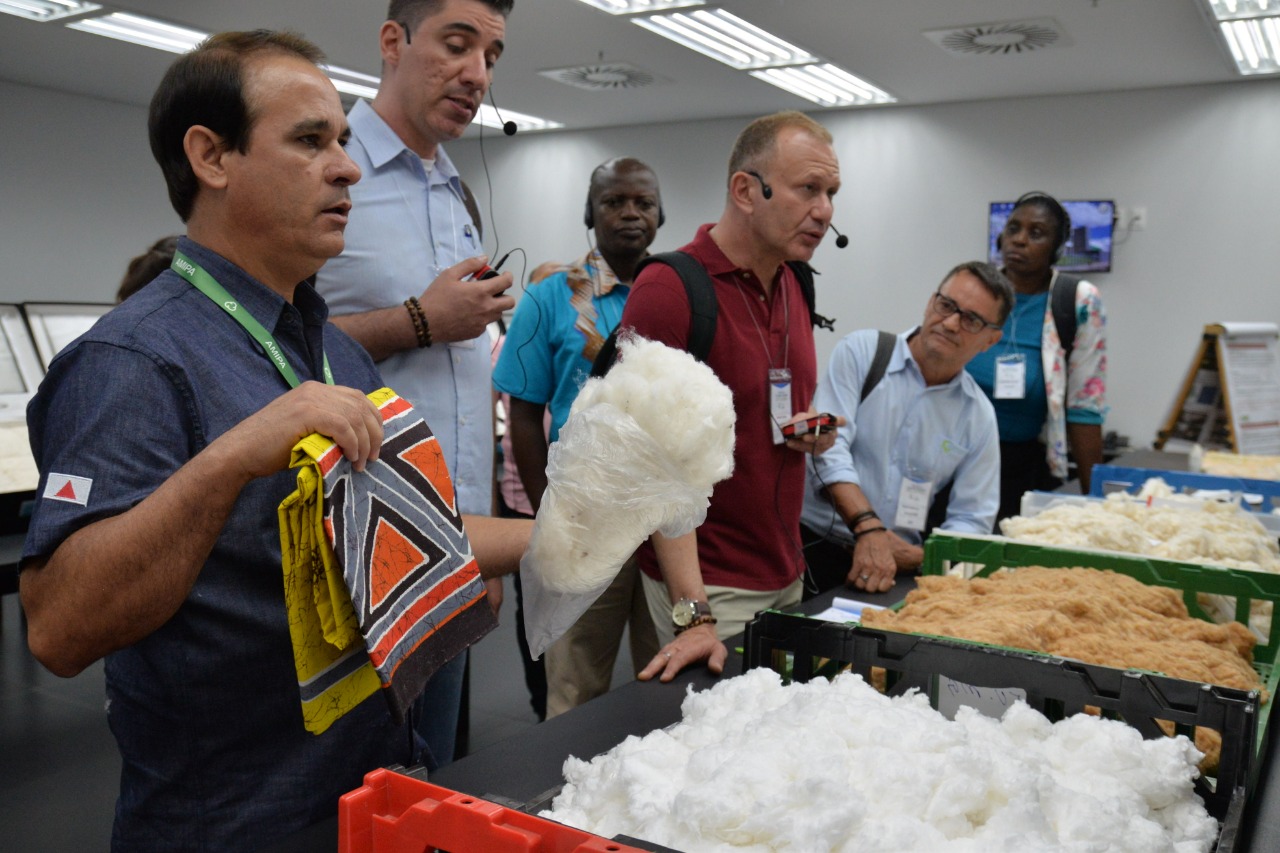 Técnicos africanos conhecem laboratórios da AMIPA 7.JPEG