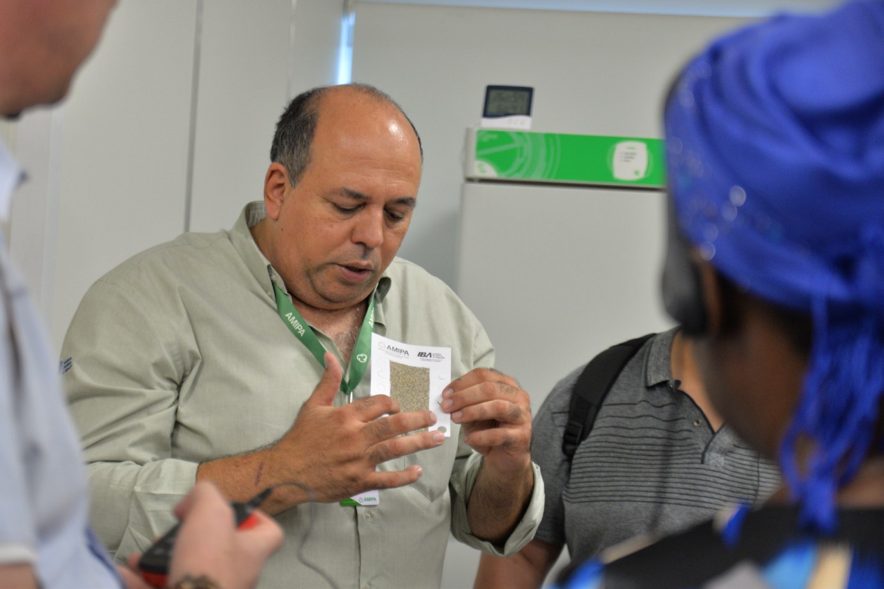 Técnicos africanos conhecem laboratórios da AMIPA 9.JPEG