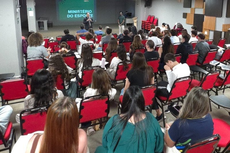 ABCD participa de visita institucional de estudantes e reforça importância do Jogo Limpo