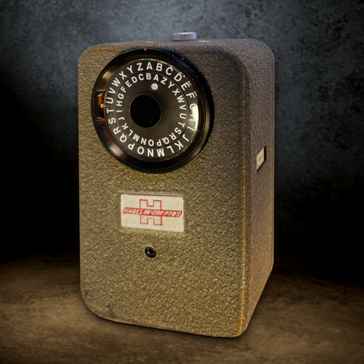 Máquina de cifragem mecânica Hagelin CD-57, manual, da empresa suíça Crypto AG, produzida a partir de 1957