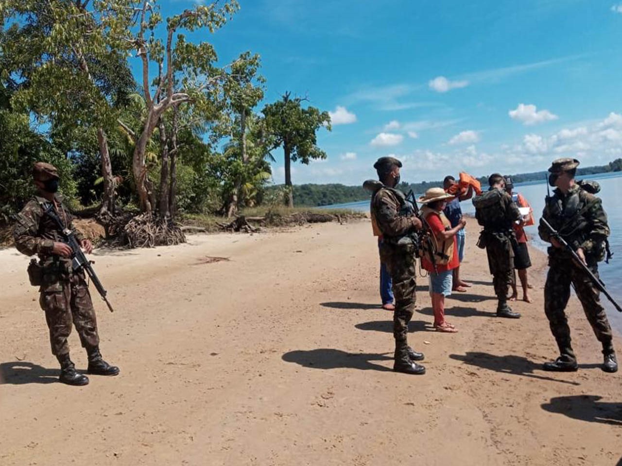 EXÉRCITO BRASILEIRO OCUPOU A FRONTEIRA COM A GUIANA