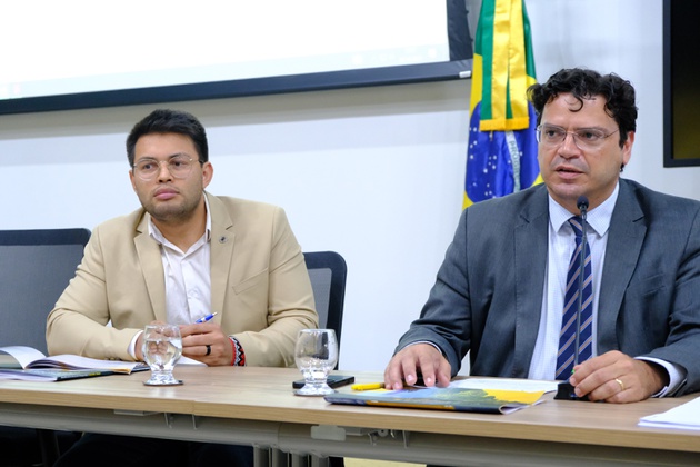Secretário nacional de Direitos Territoriais Indígenas do MPI, Marcos Vesolosquzki; e secretário nacional de Meio Ambiente Urbano, Recursos Hídricos e Qualidade Ambiental do MMA, Adalberto Maluf