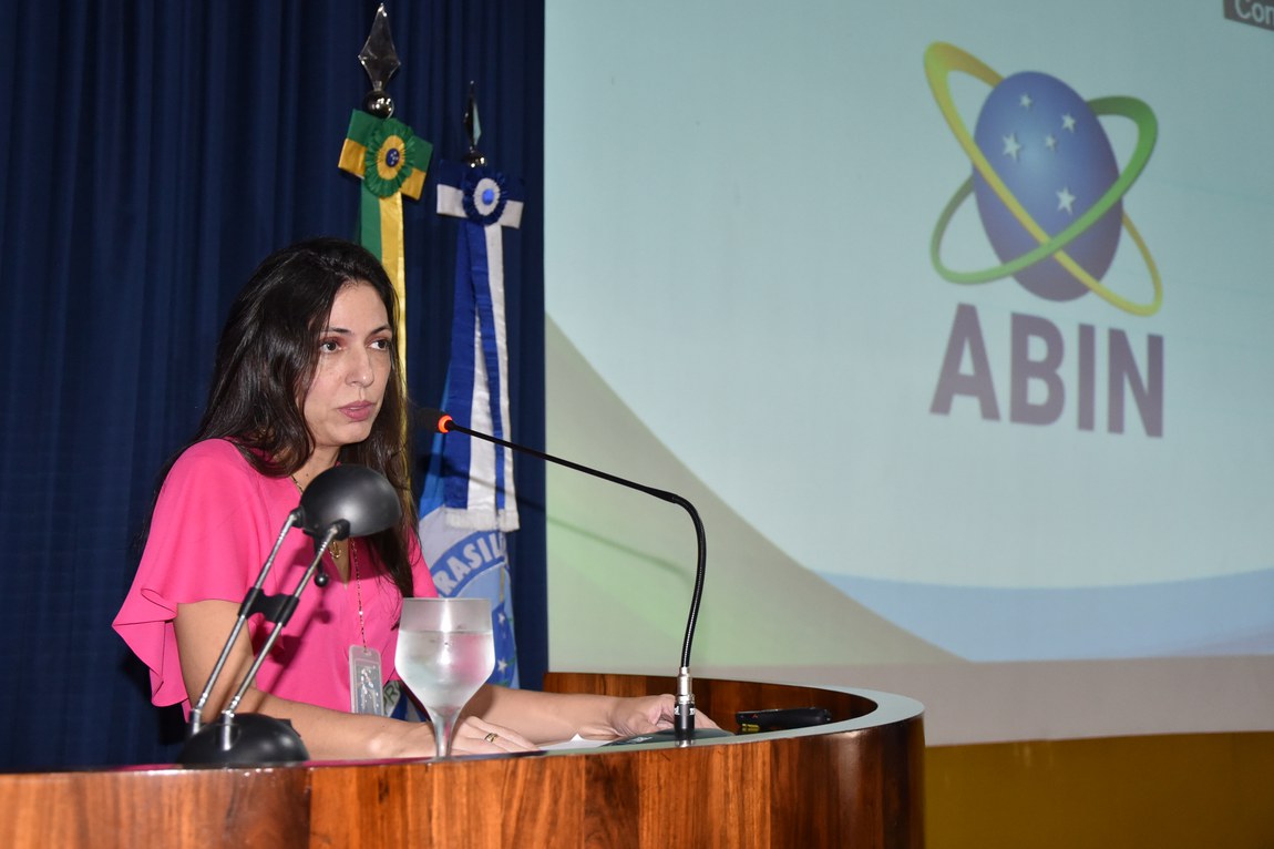 Anna Cruz, diretora da Escola de Inteligência, realiza abertura do evento