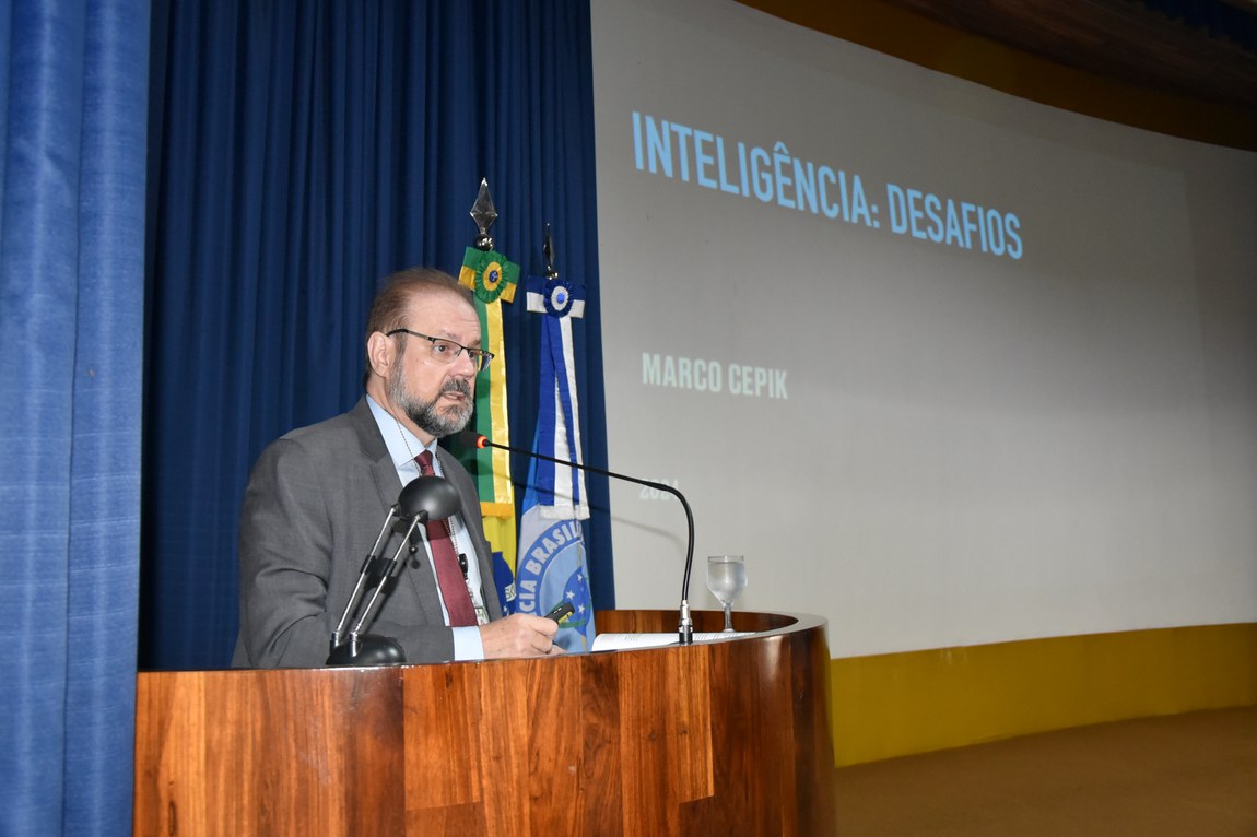 Marco Cepik, diretor-adjunto da ABIN, profere aula magna de pós-graduação da Escola de Inteligência