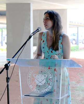 Diretora da Esint discursa em ato