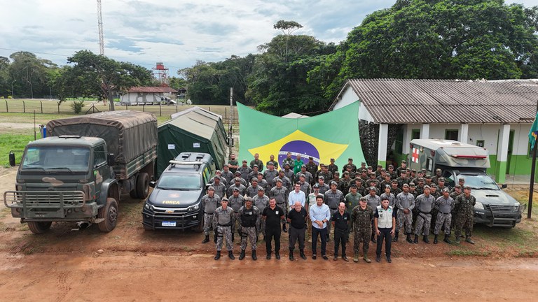 Representantes dos órgãos participantes na OD-TIMU, na cerimônia de encerramento da base montada pelo EB em Jacareacanga/PA. Foto: Casa Civil