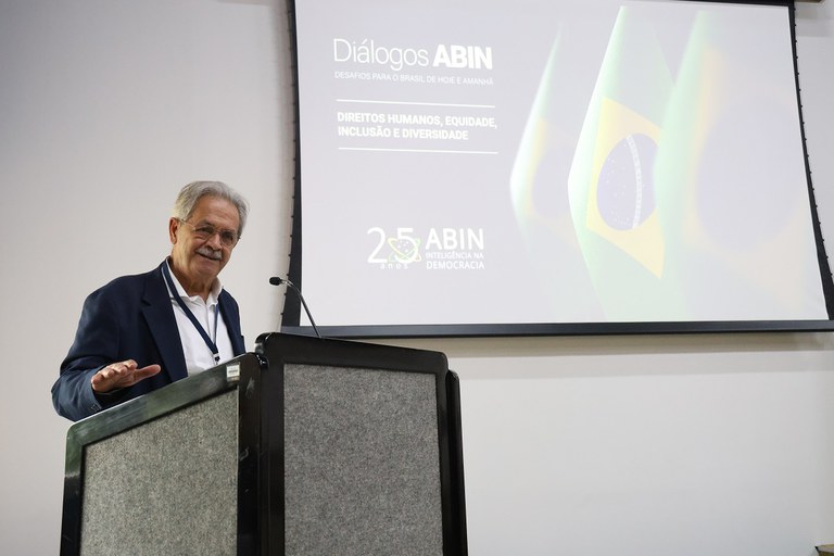 'Não existe consolidação democrática sem buscar a verdade', afirmou Nilmário Miranda