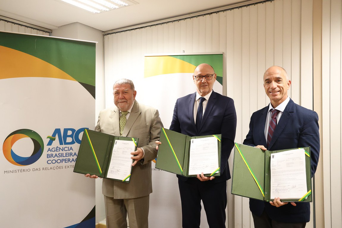 Gestores da ABC, da ABIN e da Pnud assinaram acordo