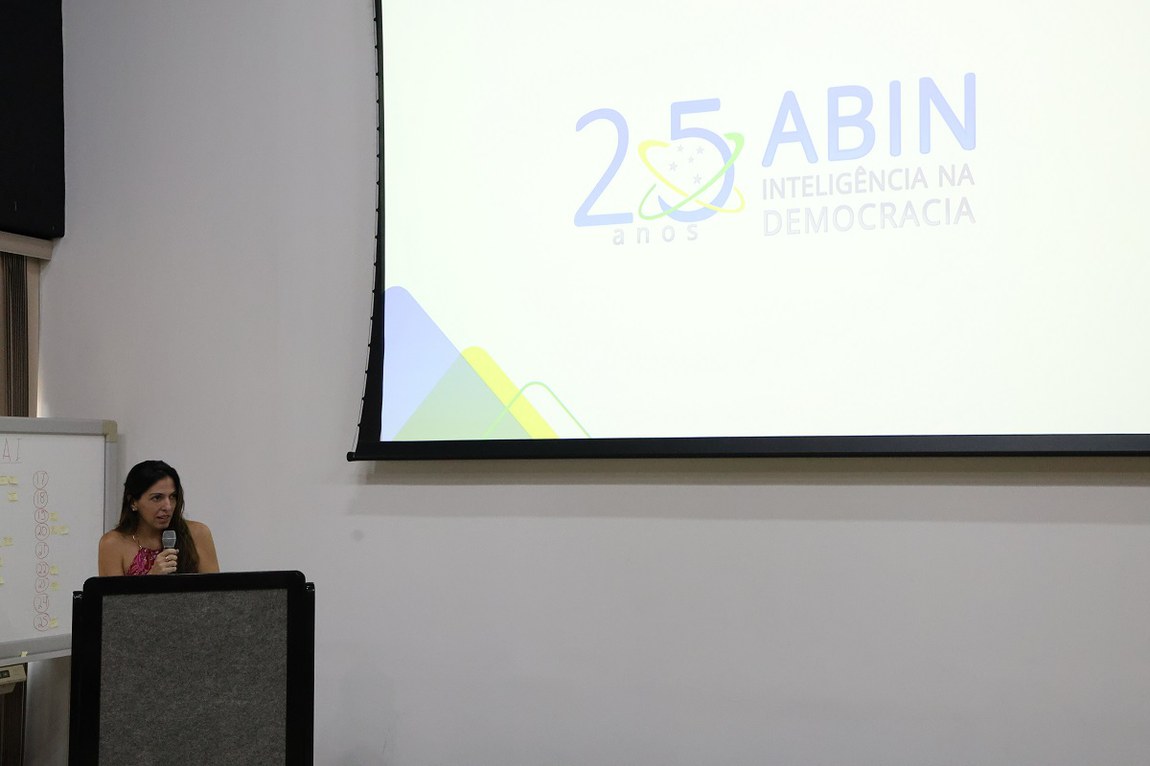 Diretora da Escola de Inteligência destaca importância de a Inteligência dialogar com movimentos sociais