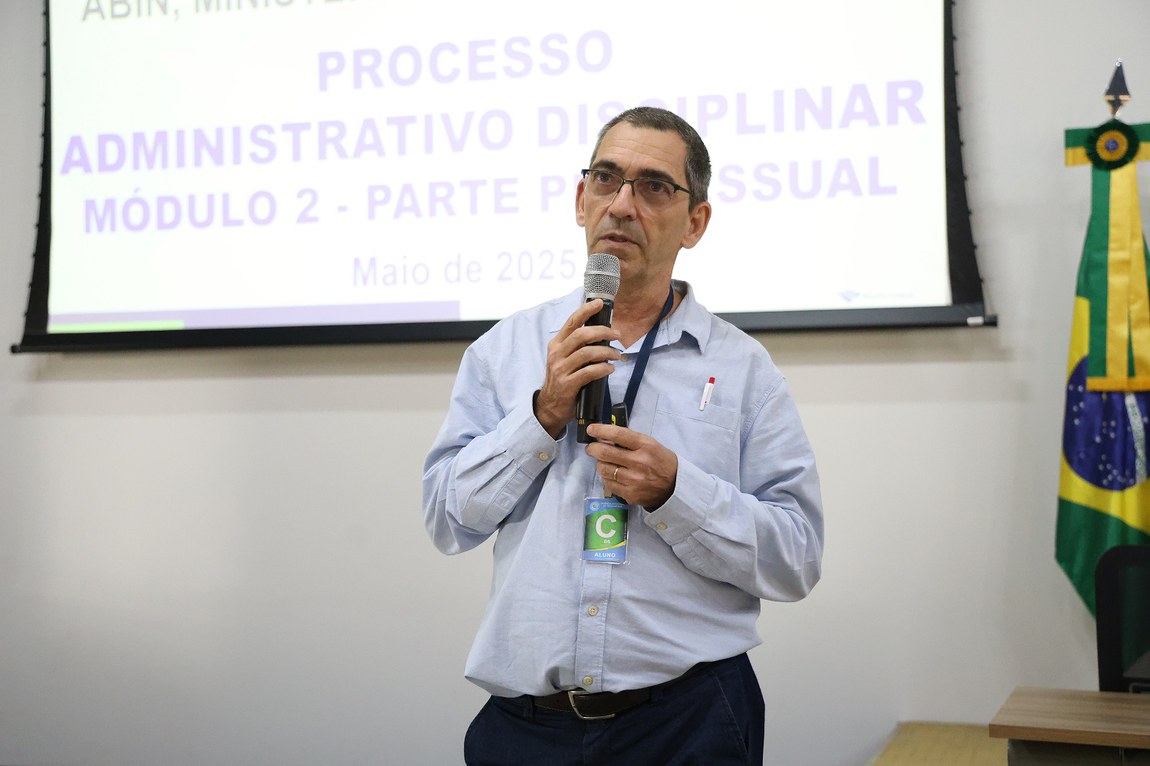 Professor Marcos Salles, doutrinador da área correcional, durante aula
