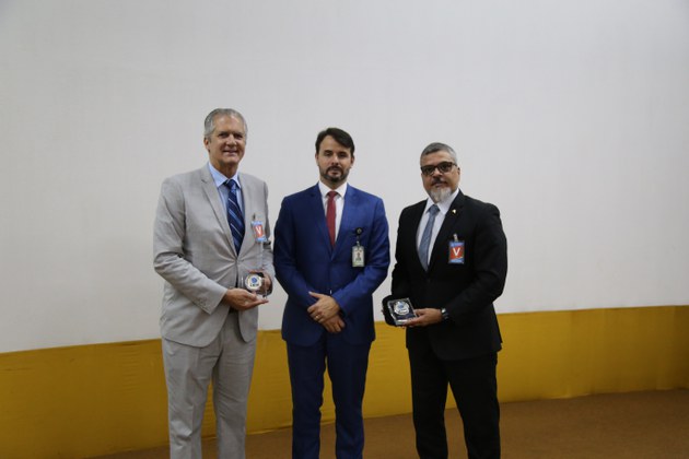 Representantes da Itaipu recebem brinde institucional do diretor-adjunto da ABIN