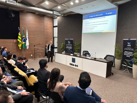 Mariano Laio da Agência Nacional de Mineração (ANM) profere palestra no evento