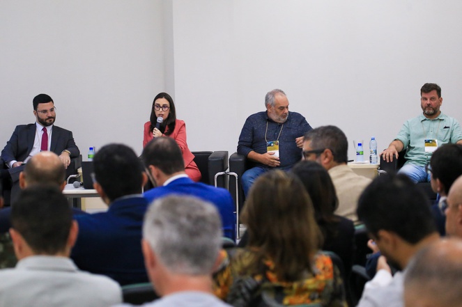 Temas foram discutidos em mesas temáticas