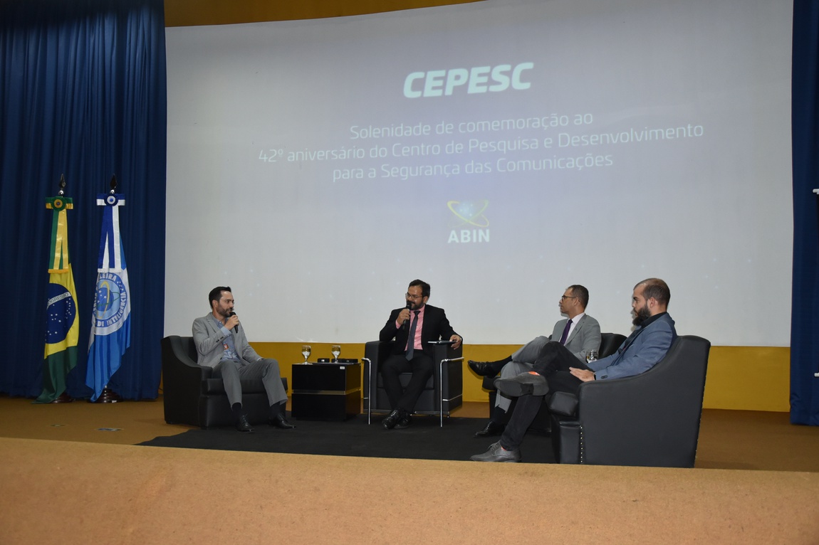 Representantes da administração pública e de empresas privadas participaram do painel