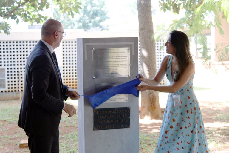 Placa comemorativa dos 25 anos da Esint é inaugurada