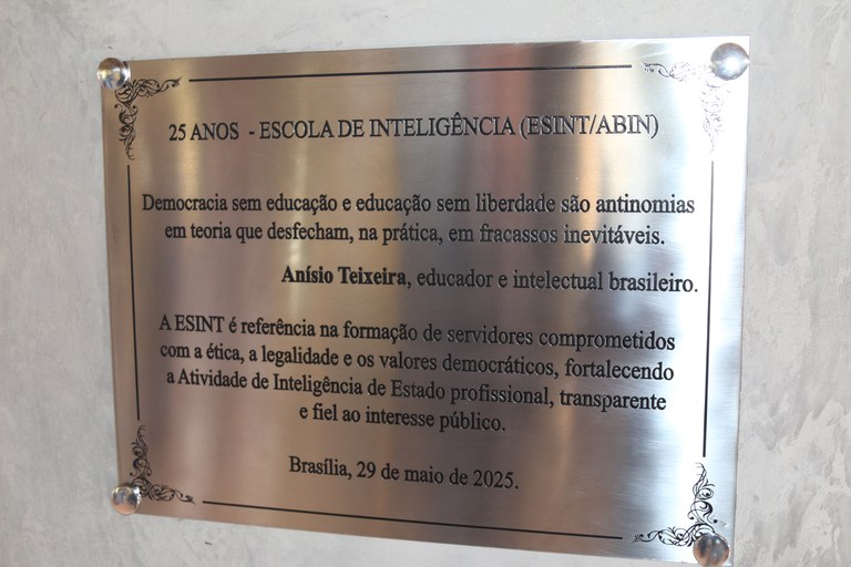 Placa ressalta valores democráticos na Atividade de Inteligência
