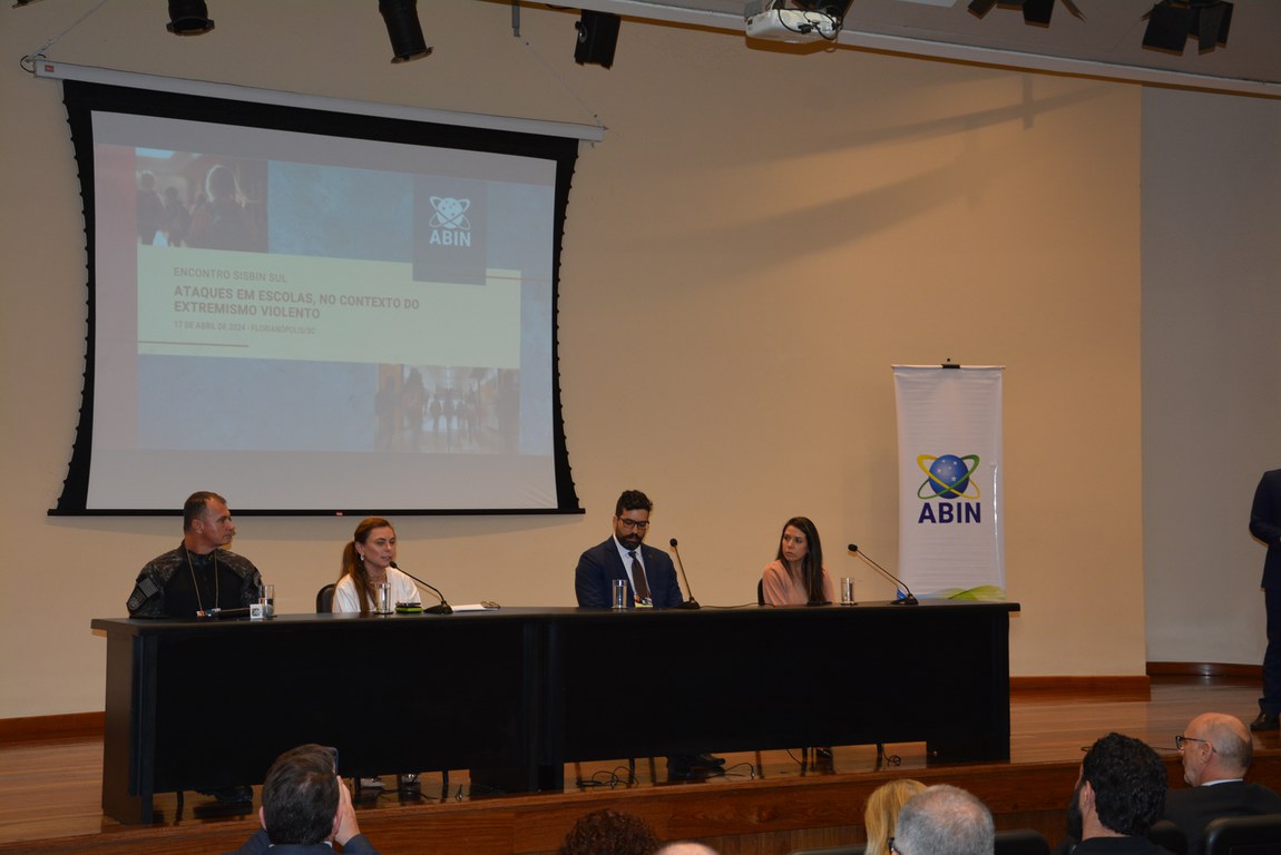 Mesa composta por representantes da Secretaria de Segurança Pública da região Sul