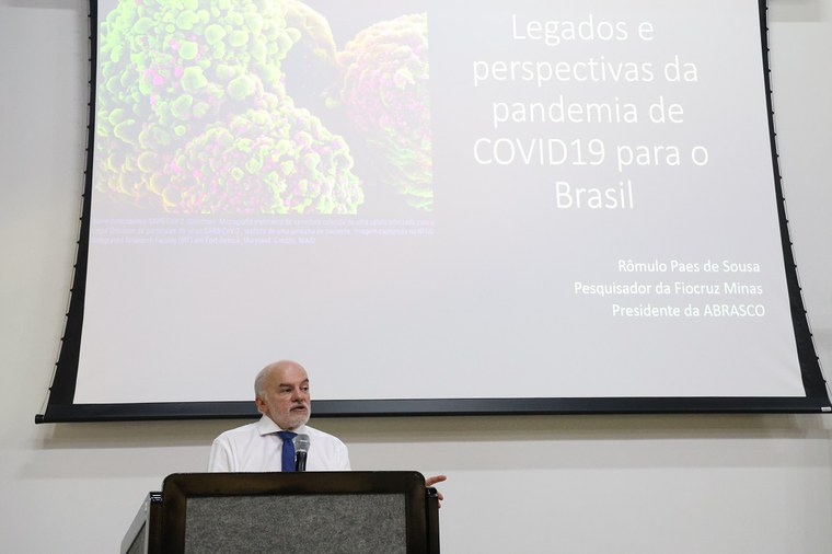 Pesquisador debate legado da atuação brasileira na covid-19