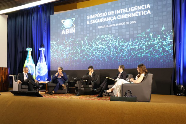 O painel sobre geopolítica e o espaço cibernético contou com a participação de Danielle Pinto do Gabinete de Segurança Institucional e de Larissa Calza do Ministério das Relações Exteriores