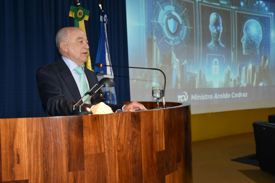 Ministro Cedraz, do TCU, foi o primeiro palestrante da solenidade