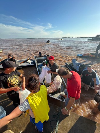 Parte das doações foi levada de barco até os necessitados